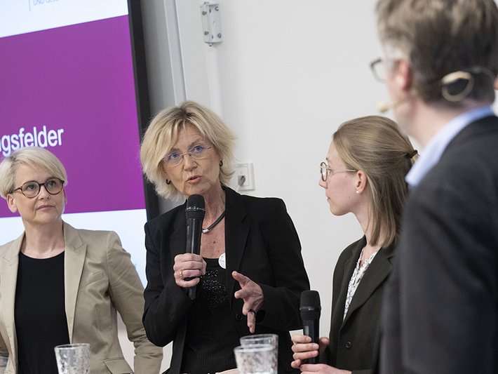 Gespr&auml;chsrunde auf dem Fachtag Post-Covid: Sabine Maur, Pr&auml;sidentin der Landespsychotherapeutenkammer Rheinland-Pfalz; Dr. med. Astrid Weber, Leiterin der Long-Covid Ambulanz in Koblenz; Johanna Theobald, Selbsthilfegruppe Long Covid Mainz