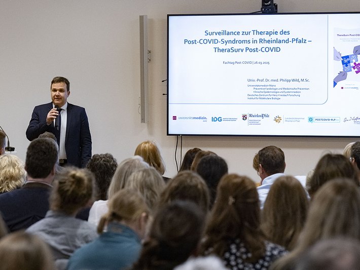 Prof. Dr. Philipp Wild stellt das Forschunsprojekt TheraSurv vor